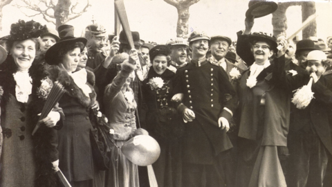 Komparsen bei Filmaufnahmen in Mainz, 1962 (HHStAW, 3008/47, 14169) Historisches Foto: Fröhliche Männer und Frauen in Kleidung der Wilhelminischen Zeit