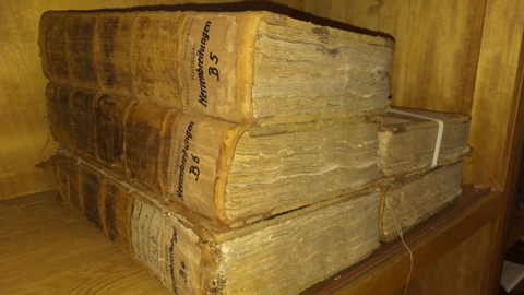 Stark strapaziert: Kataster von Herrenbreitungen Modernes Foto: Fünf dicke große, stark abgegriffene Folianten liegen in einem Regal