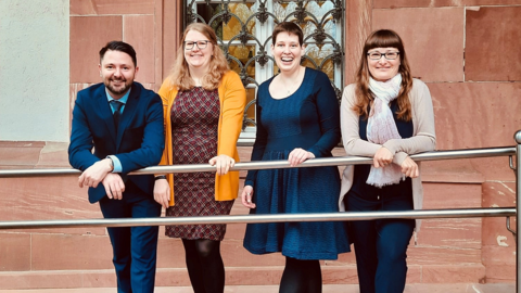 Modernes Foto: Ein Mann und drei Frauen stehen nebeneinander