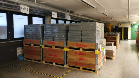 Gut verpackt: Unsere Stockbücher in Archivkartons, fertig für die Reise (Foto: Isabel Dietrich) Modernes Foto: Archivkartons in Folie stehen auf Transportpaletten