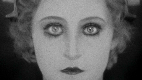 Szenenfoto: Porträt einer jungen Frau