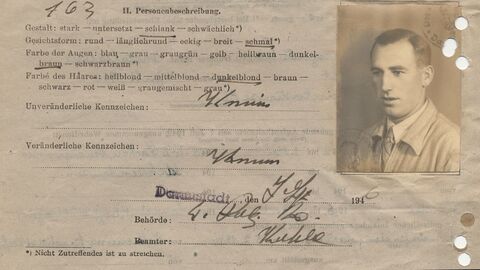 Historisches Schriftstück: Formularbogen in Maschinenschrift mit handschriftlichen Eintragungen, rechts oben Passfoto