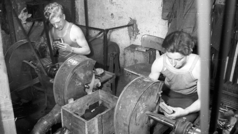 Arbeit bei den Gebr. Wirgin Kamerawerke Wiesbaden, 1950 (HHStAW, 3008/2, 22345) Historisches Foto: Zwei Männer an Schleifmaschinen