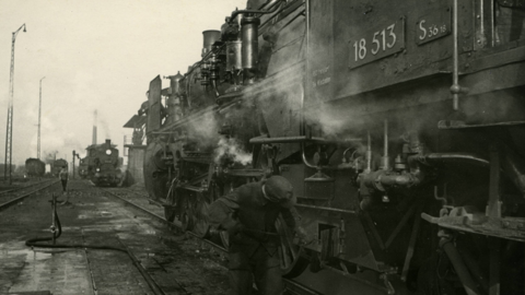 Inspektion einer Dampflok, Wiesbaden, um 1955 (HHStAW, 3008/2, 30147) Historisches Foto: Bahnarbeiter an einer Dampflok