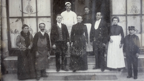 Dienstpersonal der Villa Gemmingen der Familie von Gemmingen-Hornberg in San Remo, 1896 (HStAD, R 4, 38485/8 A) Historisches Gruppenfoto: Männer und Frauen vor einem Glasfenster