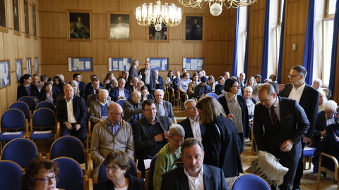 Start des Kolloquiums zum Geburtstag von Andreas Hedwig Menschen in einem Vortragsraum
