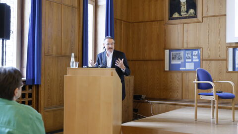 Prof. Dr. Kampmann bei seinem Vortrag Mann hält einen Vortrag