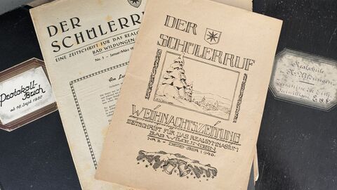 Bewertete Akten aus Bad Wildungen Zeitschriften übereinander gelegt