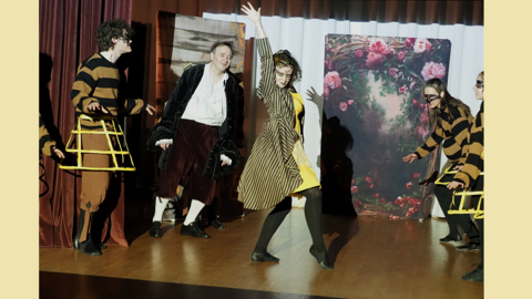 Die Bienenkönigin, ihre Bienen und der Gelehrte Modernes Foto: Theater-Szenenbild - kostümierte Darsteller in Aktion
