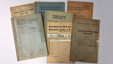 Aktendeckel von Psychatrieakten Modernes Foto: Verschiedene Aktendeckel aus Pappe mit handschriftlicher Aufschrift