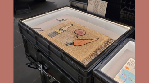 Archivalien auf Reisen, gut verpackt: Fahne eines vegetarischen Bundes (AdJb, G 1, 250) Modernes Foto: Fahne in einer Transportbox