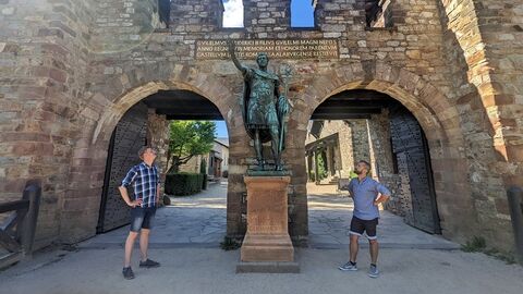Die Initiatoren von Hessstory: Der Historiker Alexander Maser und der Jurist Feliy Burghardt Modernes Foto: Zwei Männer vor dem Eingangsportal der Saalburg