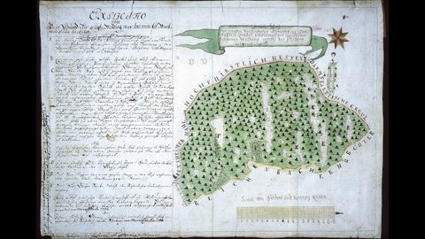 Grundriss des Felsbergs in der Gemarkung Reichenbach, 1763 (HStAD, P 1, 685/2) Historische Karte: Auf der linken Seite eine handschriftliche Erklärung, rechts die Zeichnung eines Waldstücks mit Maßstab (unten) und Windrose (oben)