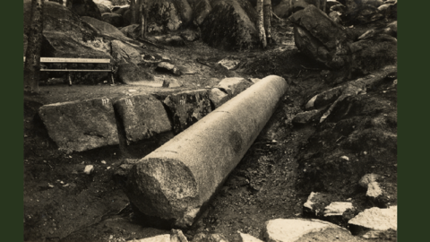 Die Riesensäule im Felsenmeer, um 1930 (HStAD, R 4, 13945) Historisches Foto: Vorne die liegende Riesensäule, dahinter eine Bank