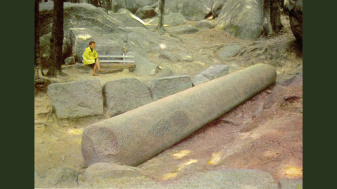 Die Riesensäule um 1970 (HStAD, R 4, 21086) Zeichnung nach Foto: Vorne die liegende Riesensäule, dahinter eine Bank mit einem sitzenden Betrachter