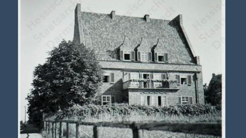 Historisches Foto: Blick auf die Gartenseite einer Backsteinvilla mit Veranda, Terrasse und drei Fenstern im Giebeln