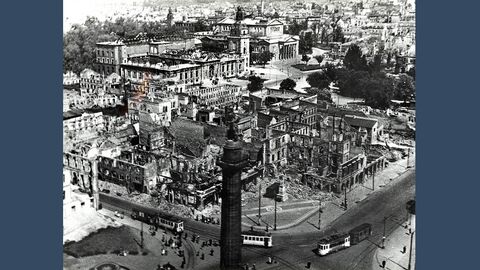 Historisches Foto, Luftaufnahme: Blick auf Ruinen, im Vordergrund Straßenbahnen