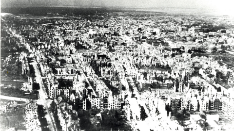 Ansicht der am 11. September 1944 durch Bombenangriff zerstörten Innenstadt von Darmstadt, 1944 (HStAD, R 4, 23816) Historisches Foto, Luftbild: Blick auf die Ruinen einer ausgebrannten Stadt