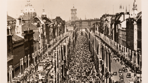 Berlin während der Olympischen Spiele 1936 (HStAD, O 59 Loewer, 41) Historisches Foto: Straße in Berlin