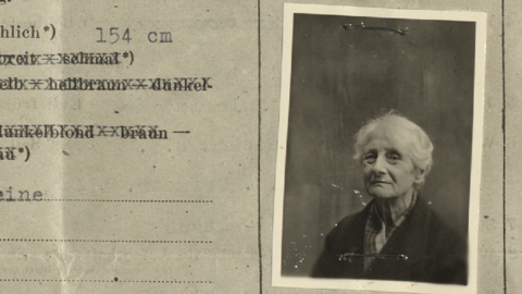 Passfoto von Luise Kumpa auf dem Kennkarten-Meldebogen (HStAD, H 3 Erbach, 27714) Archivalie: Passfoto auf einem gedruckten Formularblatt