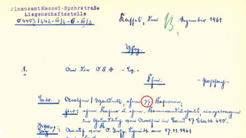 Entwurf eines Schreibens in blauer Tinte auf weißem Papier, in Rot eingekreist die Runen der SS