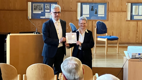 Dr. Irmgard Christa Becker, Leiterin der Archivschule Marburg, nimmt die Plakette „Orte der Demokratiegeschichte“ entgegen 