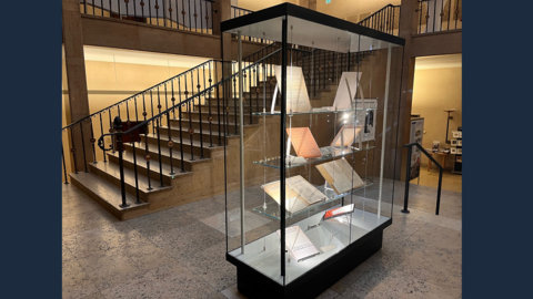 Foto: beleuchtete Vitrine mit Akten