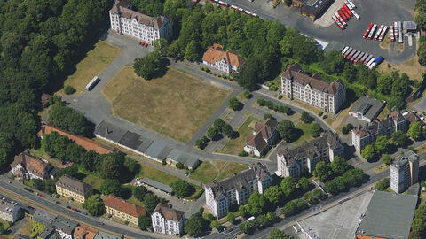 Jägerkaserne Kassel, Ludwig-Mond-Straße 33b  Luftbildaufnahme. Zu sehen sind mehrere Häuser und Straßen