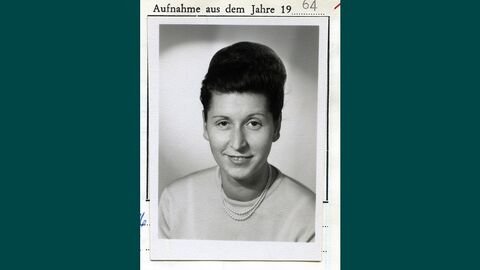 schwarz-weiß Aufnahme einer Frau mit dunklen Haaren