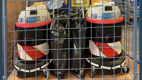 Nicht R2D2 sondern unsere „Helden“ im Ernstfall: Die Feuerwehr-Pumpsauger Hero des Notfallverbunds Marburg Foto: In einer blauen Gitterbox stehen zwei Pumpsauger, zwischen ihnen zwei schwarze Plastiktüten