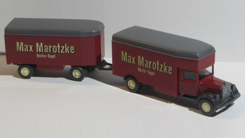 Modell eines LKWs mit Anhänger in Rot mit schwarzem Dach mit gelber Aufschrift „Max Marotzke Berlin-Tegel“
