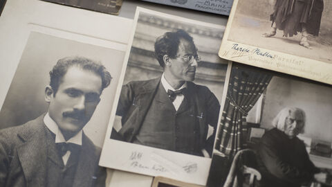 vier schwarz-weiß Fotos von Männern im Anzug