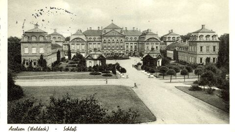 in schwarz-weiß ein Bild von einem Schloss