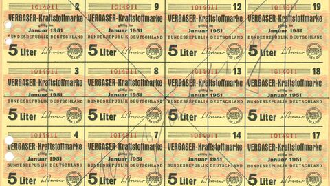 Zwanzig Vergaser-Kraftstoffmarken aus dem Jahr 1951