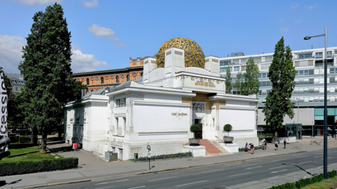 Auffällige Kugel auf dem Dach: Das Secessionsgebäude in Wien, 2017 Foto: Weißes Gebäude mit einer goldenen Kugel auf dem Dach
