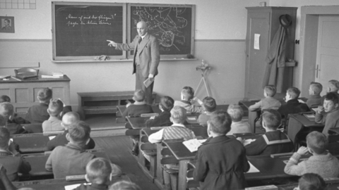 Frontalunterricht an einer Wiesbadener Schule, 1938 (HHStAW, 3008/2, 1454) Foto in schwarz-weiß: Schulklasse, die von einem Lehrer an der Tafel stehend unterrichtet wird
