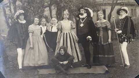 Gut kostümiert: Faschingsgesellschaft des Jahres 1925 (HStAD, R 4, 10575/202 D) Historisches Foto: Faschingsgesellschaft - Männer und Frauen in historisierenden Kostümen einer Hofgesellschaft