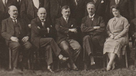 Dirigent unter Musikern: Joseph Rosenstock (Mitte) mit Mitgliedern des Landesorchesters Darmstadt, um 1920 (HStAD, R 4, 41469) Historisches Foto: Vier sitzende, mittelalte Männer in Anzügen, rechts eine Frau im Kleid