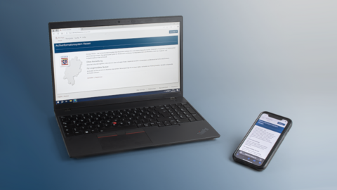 Desktop oder mobil - Arcinsys bietet die Möglichkeit der Online-Recherche und der Bestellung von Archivgut in den Lesesaal. Foto: Laufender Laptop und Smartphone, welche die Startseite von Arcinsys zeigen