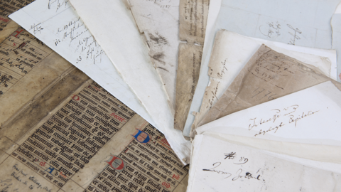 Archivalien aus dem Staatsarchiv Darmstadt Foto: Mittelalterlicher Buchumschlag (Handschrift auf Pergament) und frühneuzeitliche Schriftstücke