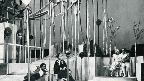 schwarz-weiß Aufnahme einer Bühne mit mehreren Menschen darauf