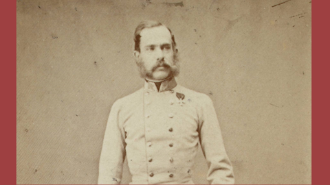 Schwarz-Weiß-Porträt eines Mannes in Uniform