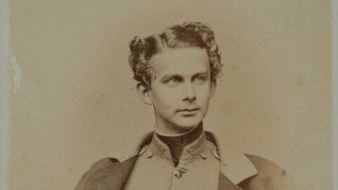 Ludwig II. König von Bayern (1845-1886) (HStAD, D 27 A, 45/69) Schwarzweiß-Porträt eines Mannes in Uniform