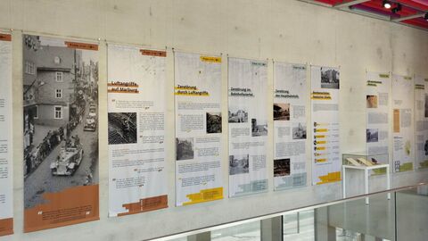 Einblicke in die Ausstellung im Erwin-Piscator-Haus Raum mit Ausstellungsplakatten