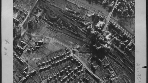 schwarz-weiß Luftaufnahme von Bombeneinschlägen auf Marburg