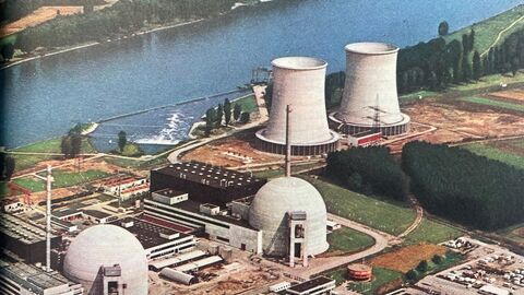 farbige Luftaufnahme von einem Atomkraftwerk 