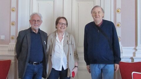 Übergabe der 600 Briefe des Jakob Rippert im Hessischen Staatsarchiv Darmstadt (Familie Kessler und Klaus Rippert, stellv. Vorsitzender der Hessischen familiengeschichtlichen Vereinigung). Drei Personen stehen nebeneinander, zwei Männer, in der Mitte eine Frau