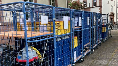 Das Equipment für den Notfall steht bereit! Blaue Gitterbehälter mit Materialien