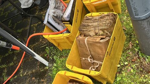 Bei den durchnässten (Übungs)Unterlagen handelt es sich um Kassanda, Unterlagen die nach der archivischen Bewertung zur Vernichtung freigegeben worden sind. in gelben Kisten nasse Unterlagen