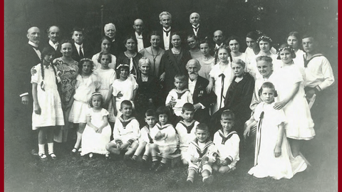 Wie erfahre ich mehr über meine Vorfahren? Das Personenstandsarchiv ist hier eine gute Anlaufstelle Familienfoto in schwarz-weiß mit vielen Personen